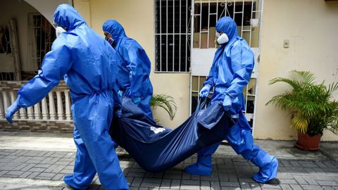 Policas ecuatorianos recogen un cadaver de una casa en Guayaquil, el llamado Wuhan sudamericano