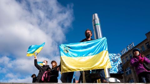 Personas participan en una manifestacin contra la operacin militar de Rusia en Ucrania, en la plaza Rathenau (Rathenauplatz) en Frncfort del Meno, Alemania