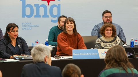 La portavoz nacional del BNG, Ana Pont&oacute;n, acompa&ntilde;ada por la eurodiputada Ana Miranda y la alcaldesa de Santiago, Goretti Sanmart&iacute;n, en la reuni&oacute;n del Consello Nacional de esta ma&ntilde;ana.