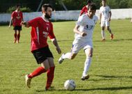 El jugador del B�veda, Javi Lago, avanza con el bal�n ante la mirada de Hugo. 