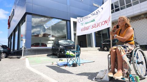Patricia D�az, este mi�rcoles frente al concesionario de Peugeot en el pol�gono de A G�ndara.