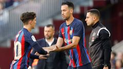 Gavi y Busquets en un partido del Barcelona.