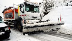 Una mquina de nieve en el puerto Pajares. Archivo