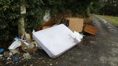 Abundantes muebles tirados en la zona de contenedores en lugar de coruxos 2, en Cambre.