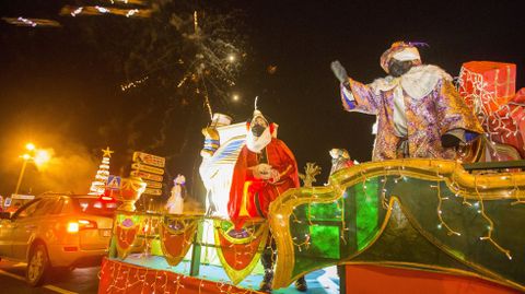 Entre fuegos artificiales, zancudos y caramelos acab� la cabalgata de Mux�a