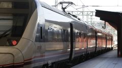 Un tren de media distancia en la estaci�n de San Crist�bal, en A Coru�a