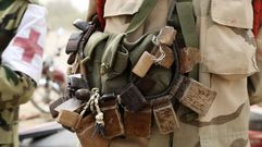 Un soldado con amuletos