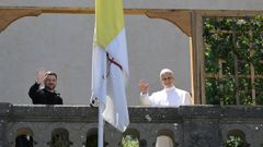 El presidente ucraniano, Volodmir Zelenski, y el papa Len XIV saludan desde el castillo Gandolfo