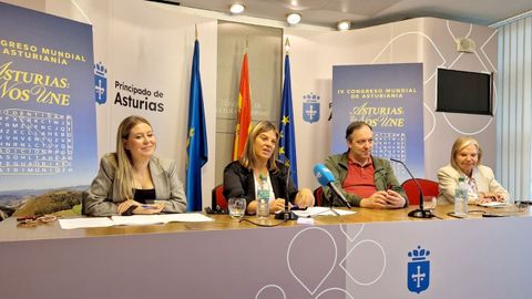 La directora general de Emigraci�n y Pol�ticas de Retorno, Olaya Romano; la vicepresidenta del Principado, Gimena Llamedo; el alcalde de Villaviciosa, Alejandro Vega, y la presidenta del Consejo de Comunidades Asturianas, Mar�a Antonia Fern�ndez.