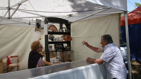 La tienda del santuario atendi gente desde primera hora de la maana