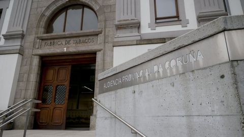 Imagen de archivo de la entrada a la Audiencia Provincial de A Coru�a 