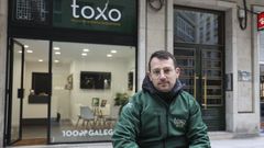 Javier Fonta��a es el responsable comercial de Toxo, empresa con m�s de 50 puntos de venta por toda la autonom�a y dos tiendas propias (en Ribeira y en Santiago). Entre las iniciativas estrella de Toxo, que cuida su vinculaci�n con el tejido empresarial local, est�n unos bonos que regalan por la contrataci�n de sus servicios, canjeables en comercios de la ciudad adheridos a esta campa�a.