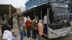 Usuarios entrando este martes en bus que se dirig�a a Oleiros desde el Teatro Col�n.