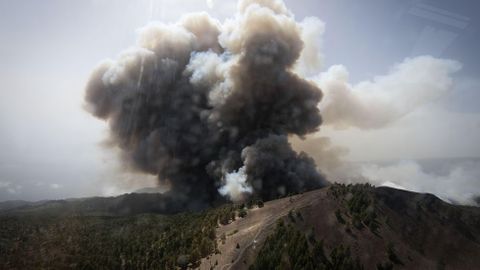El incendio declarado en la isla de La Palma afecta a entre 1.500 y 2.000 hect�reas de superficie. Unos 200 efectivos y ocho medios a�reos de distintas administraciones trabajan en la extinci�n del fuego. 