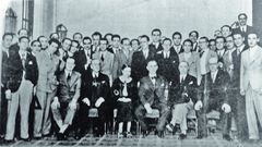 Rita Fern�ndez Queimadelos (en el centro de la imagen) posa con sus compa�eros de la Escuela de arquitectura 2