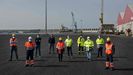 La familia de punta Langosteira. Trabajadores y directivos de empresas que operan en el puerto exterior posaron este jueves en la drsena. Alejandro Meicide y Ral Blanes, de Servicios Auxiliares Hrcules; Arturo Lpez Quiroga, Mara Baietti y Xos Manuel Calvio, de Hormigones Carral; Beatriz Prez Torres, Jorge Rico y Rubn Cruz, de Prez Torres Martima; y Gustavo Morante y Manuel Gonzlez Cristbal, de Galigrain. 
