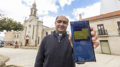 Daniel Turnes, p�rroco de Vimianzo, adem�s de Castrelo, Cambeda y Calo, maneja las cuatro campanas desde su tel�fono m�vil, como tantos, con una aplicaci�n espec�fica