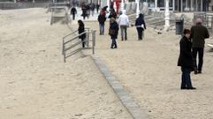 La arena invade el paseo de Samil por las fuertes mareas