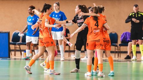 Celebraci�n de uno de los goles que lograron en la Supercopa de Adeje ante el Torreblanca Melilla
