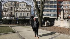 Aurora, en el jard�n del Pos�o, frente a la casa de sus padres