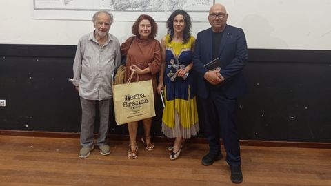 Mar�a Cedr�n, segunda por la derecha en la imagen, acompa�ada por los galardonados Pilar Sampedro, del patronato de la�Fundaci�n Neira Vilas y el escultor Manolo Paz. Junto a ellos, el artista Acisclo�Manzano, que asisti� al acto.