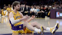 Pau Gasol, en el suelo tras recibir una falta durante el tercer partido contra San Antonio.