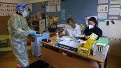 Personal que realiz� el pasado jueves un cribado a alumnos y profesores de infantil del CEIP �lvarez Limeses de Pontevedra