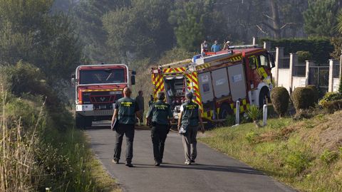 Guardia Civil, GES, Proteccin Civil y brigadistas actuaron en un fuego forestal declarado en la tarde de ayer junto a la playa de Nins.