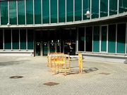Vallado de la nueva arqueta del agua en el acceso al ayuntamiento.