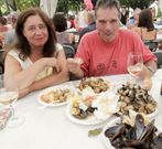 Una pareja de turistas disfrutando de la fiesta en Vilanova. 