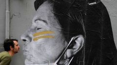 Una persona junto a la obra del artista Sentydo ART, en una imagen de archivo.
