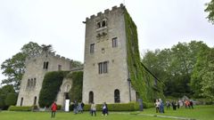 Imagen del pazo de Meir�s y de parte de sus jardines.