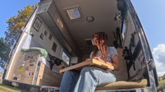 La asturiana Elena Casc�n camperiz� un cami�n para poder viajar y trabajar en �l al mismo tiempo