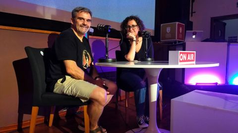 Xabier Marqu�s, de �dega, e a xornalista Rosa Est�vez no podcast do xoves