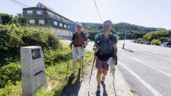 Peregrinos a su paso por Estorde (Cee) en direcci&oacute;n a Fisterra