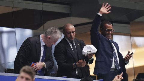 Los exjugadores del Real Madrid, Davor Suker y Roberto Carlos, disfrutaron del Francia-Espa�a en compa��a del brasileiro Caf�, ganador de dos Mundiales