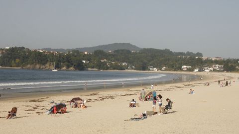 La playa de Mio en verano donde los baistas aprovechan para tomar el sol.