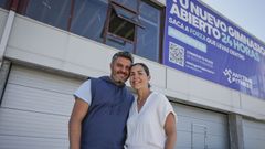 Los mexicanos Paola C�rdenas y Manuel Zurutuza posan junto a su gimnasio Anytime, en O Pereiro de Aguiar.