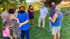 Los concejales Rafa Dom�nguez y Mart�n Mart�nez, con vecinos de A Esculca, en Salcedo