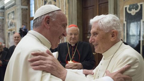 El papa Francisco con Joseph Ratzinger