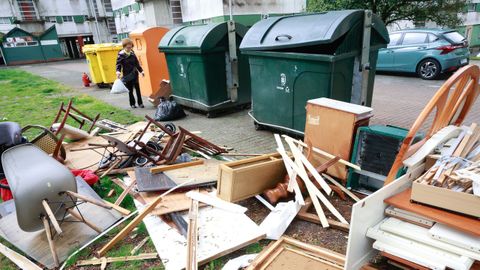 Los vecinos tienen que hacer una aut�ntica yincana para tirar la basura al contenedor.