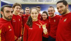Melania, ayer, en el Concello, con sus compa�eros de club tras ser recibida por las autoridades. 