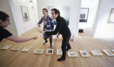 Los arquitectos Ricardo Flores y Eva Prats mostraron las doce miradas que hab�an elegido. 