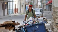 Una persona busca entre la basura en las calles de La Habana.