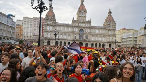 Pantalla gigante en la plaza de Mar�a Pita en A Coru�a.