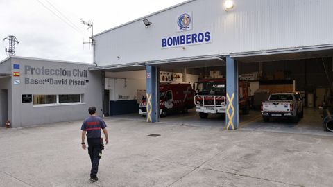 Imagen tomada el jueves en Cambre, con un único bombero en la sede de Emerxencias, que estará cerrada durante varios días.