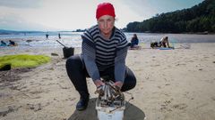 Una mariscadora de a pie, con el longueir�n dispuesto para clasificar