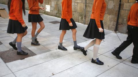 Niñas con el uniforme escolar con falda en un colegio de la provincia de Pontevedra