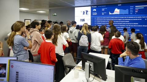 Un grupo de escolares visitando a redacci�n central de La Voz de Galicia