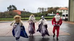 Los Reyes Magos y Pap� Noel visitan la residencia de mayores de Oleiros